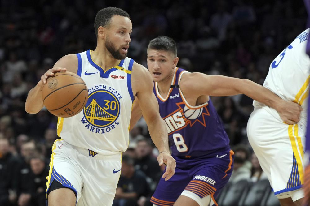 着队友们手 着队友们手